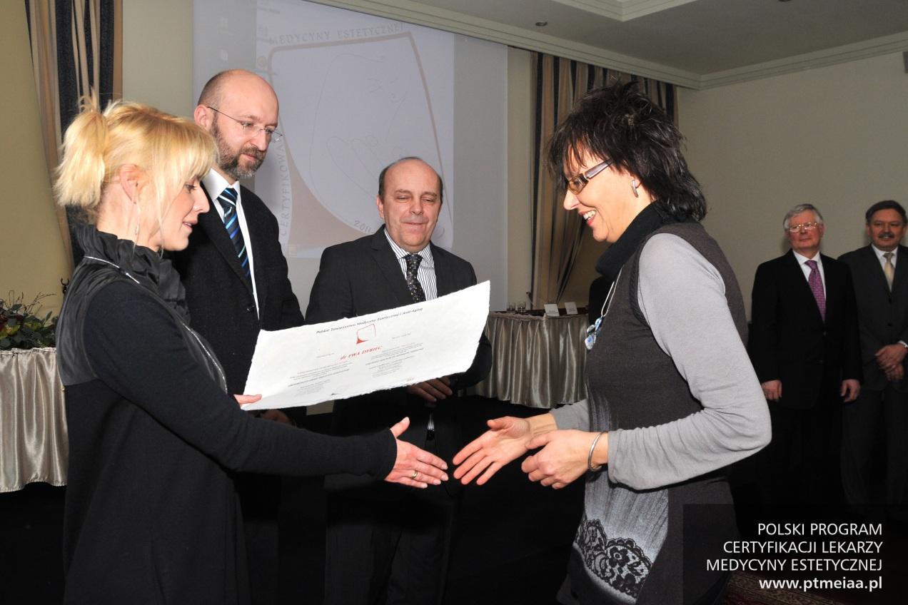 Dr Ewa Dybiec odbiera certyfikat